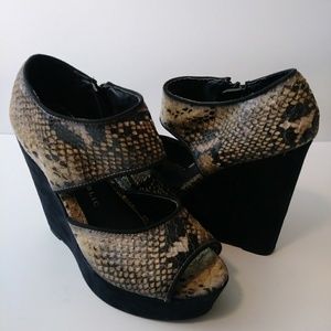 Rock & Republic Snakeskin Platform Wedges - Black and Tan
